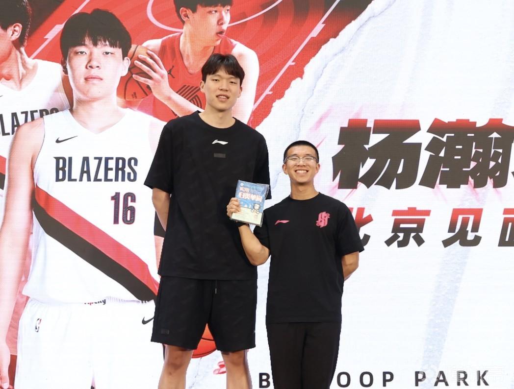 翻译:杨瀚森生日我送他英语书学习,一赛季过去连塑封都没拆